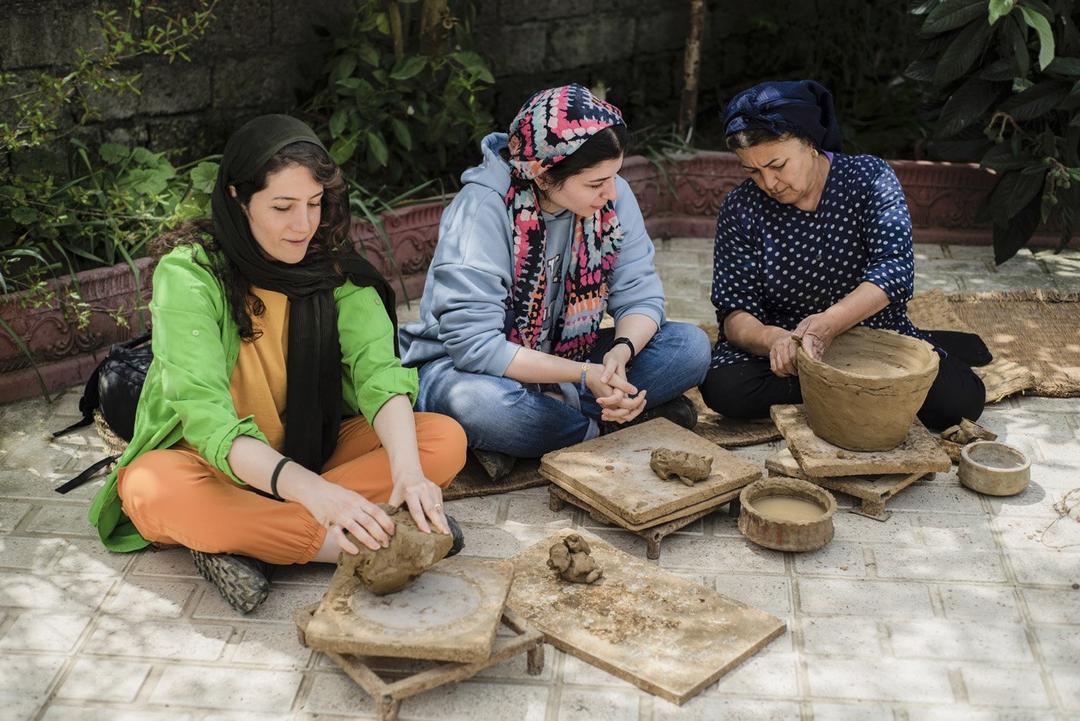 رزرو آنلاین تجربه سفالگری و گمج سازی با عطیه خانم
