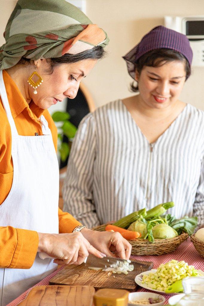 رزرو آنلاین پخت و چشیدن غذاهای گیاهی شیراز با نجمه