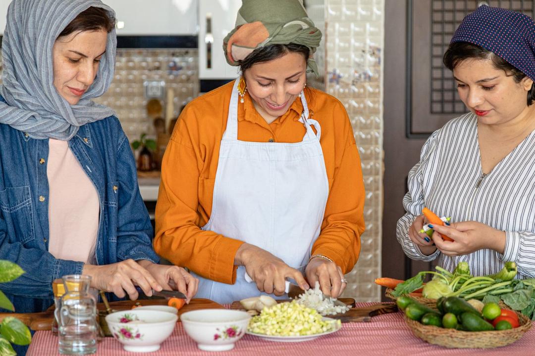 رزرو آنلاین پخت و چشیدن غذاهای گیاهی شیراز با نجمه