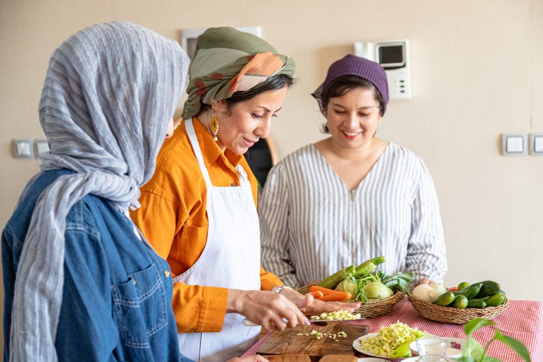 رزرو آنلاین پخت و چشیدن غذاهای گیاهی شیراز با نجمه