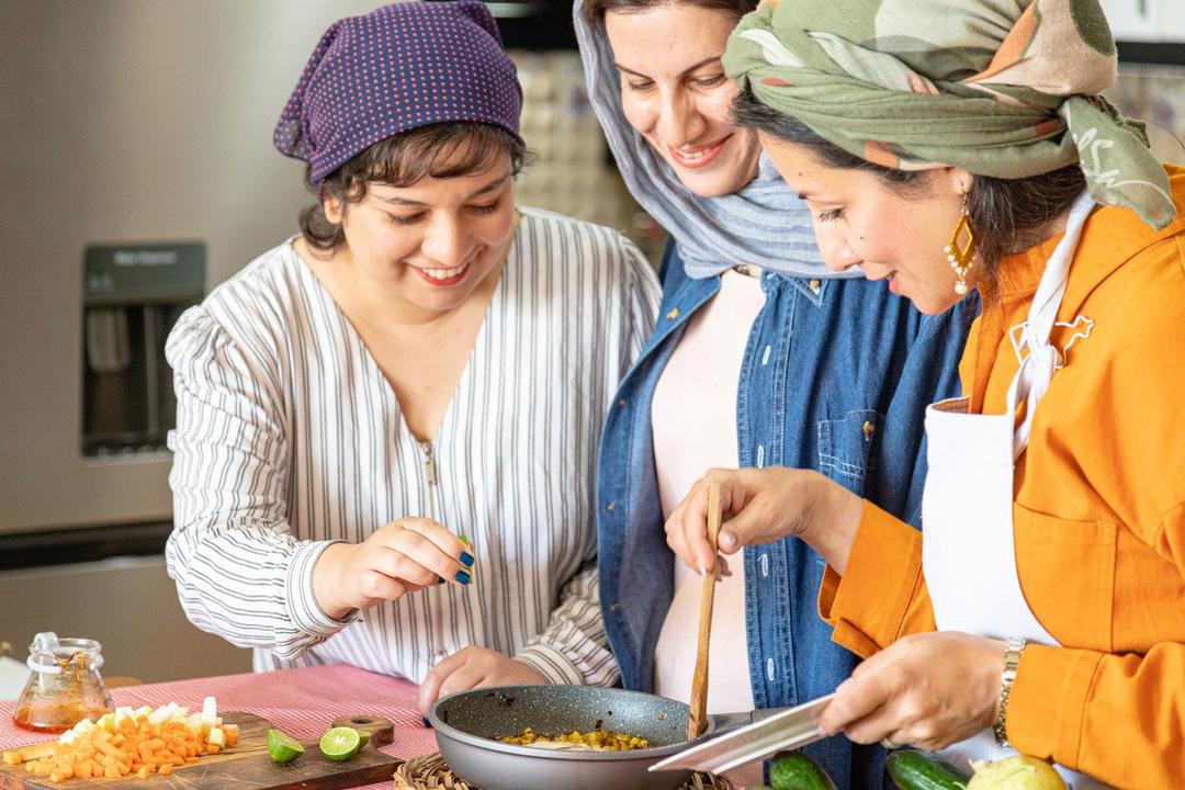 رزرو آنلاین پخت و چشیدن غذاهای گیاهی شیراز با نجمه