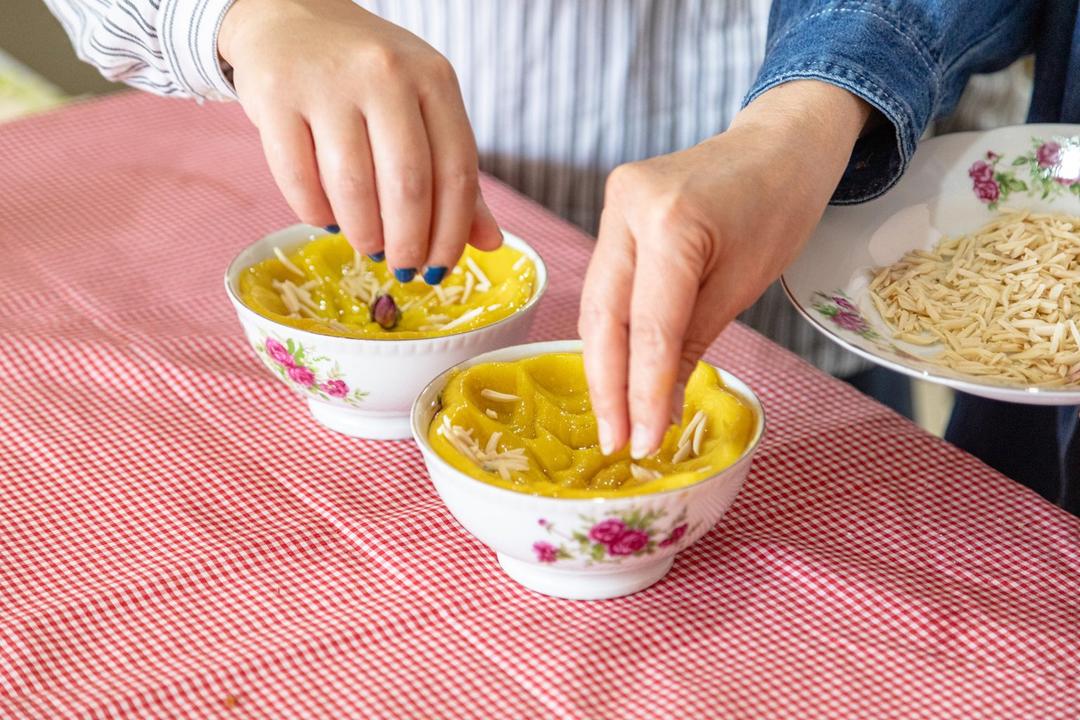 رزرو آنلاین تجربه پخت و چشیدن دسرهای شیرازی با نجمه