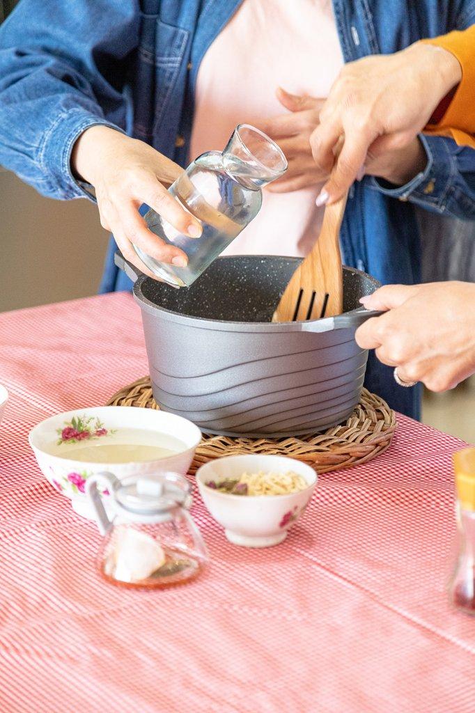 رزرو آنلاین تجربه پخت و چشیدن دسرهای شیرازی با نجمه