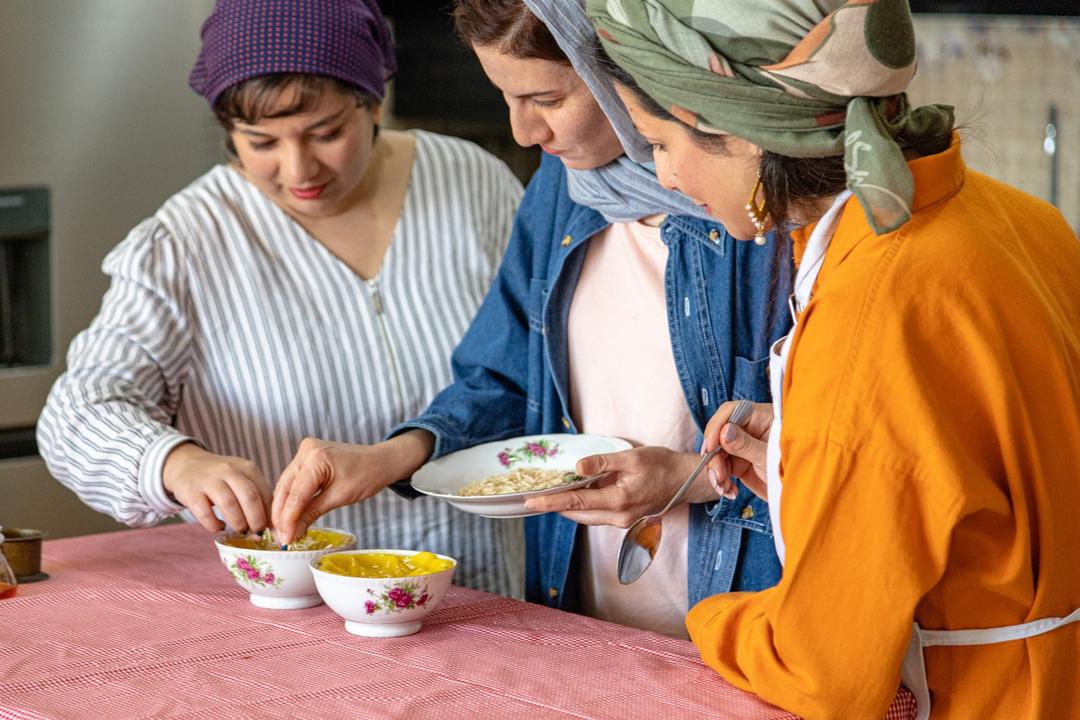 رزرو آنلاین تجربه پخت و چشیدن دسرهای شیرازی با نجمه