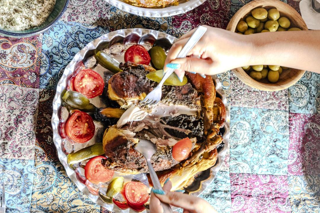 رزرو آنلاین پخت مرغ شکمپر در مزرعه