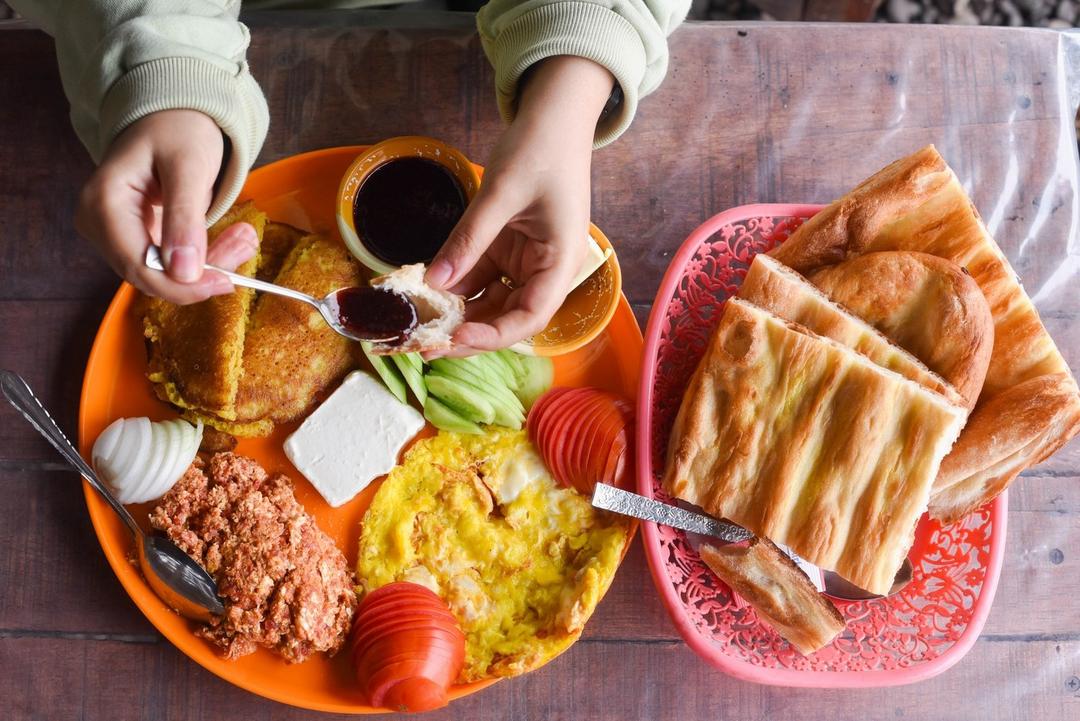 رزرو آنلاین تجربه صبحانه محلی با منظره سد لفور
