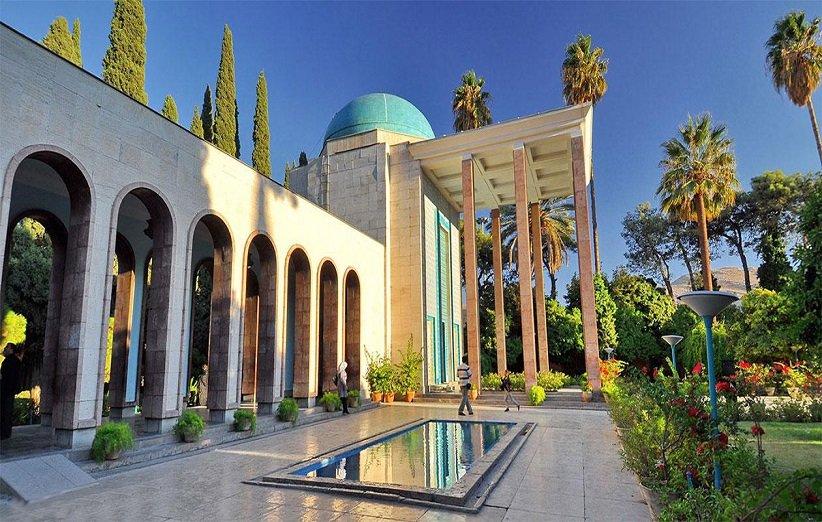 رزرو آنلاین پیاده‌روی در محله رنگارنگ و دیدار با حافظ و سعدی