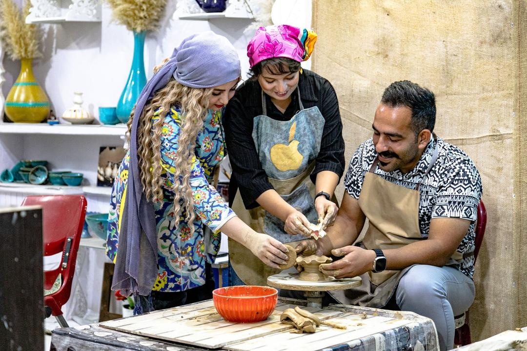 رزرو آنلاین تجربه سفالگری در کاشان با عاطفه