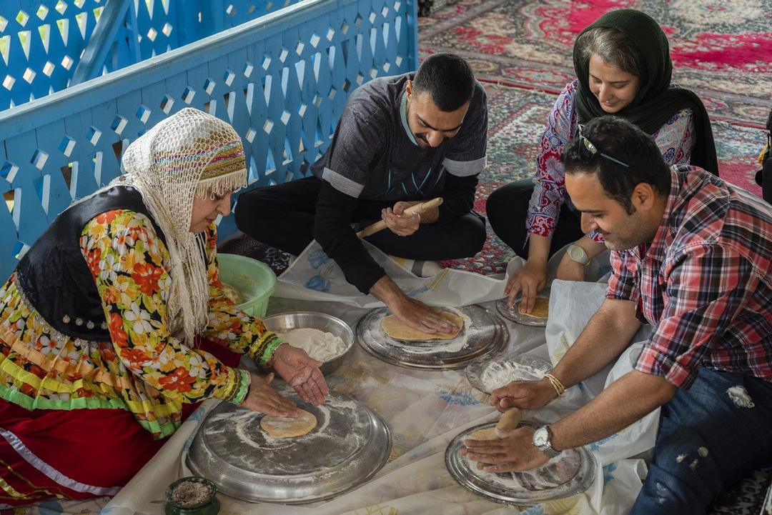 رزرو آنلاین تجربه پختن نان محلی با خاله لیلا