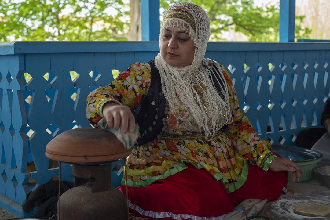 رزرو آنلاین تجربه پختن نان محلی با خاله لیلا