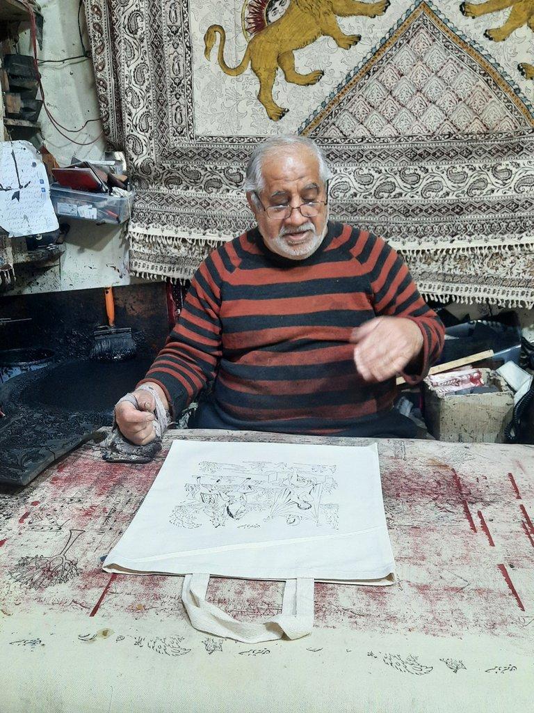 رزرو آنلاین تجربه قلمکاری با آقا عباد