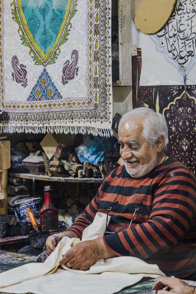 رزرو آنلاین تجربه قلمکاری با آقا عباد