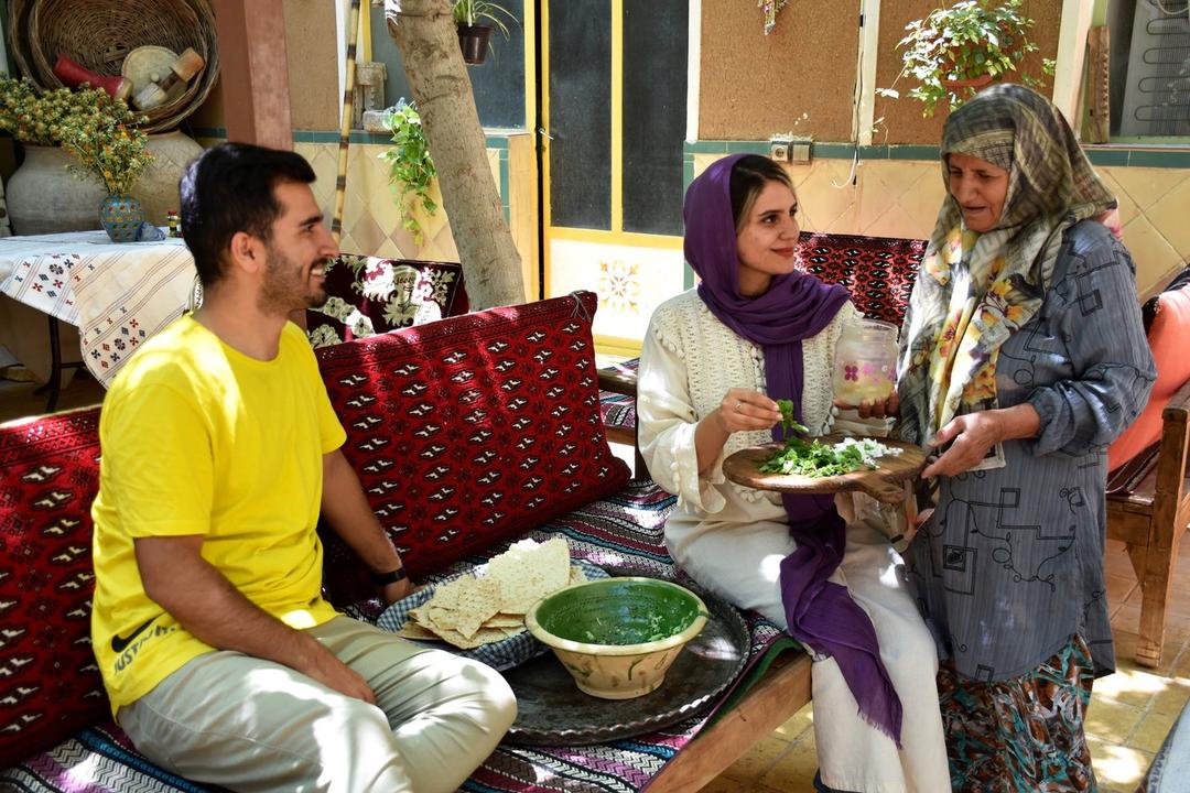 رزرو آنلاین یک شب اقامت و زندگی محلی در کویر ورزنه
