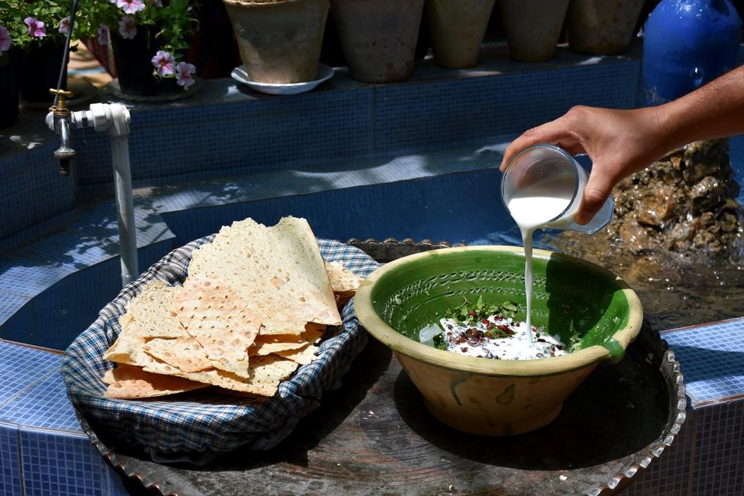 رزرو آنلاین یک شب اقامت و زندگی محلی در کویر ورزنه