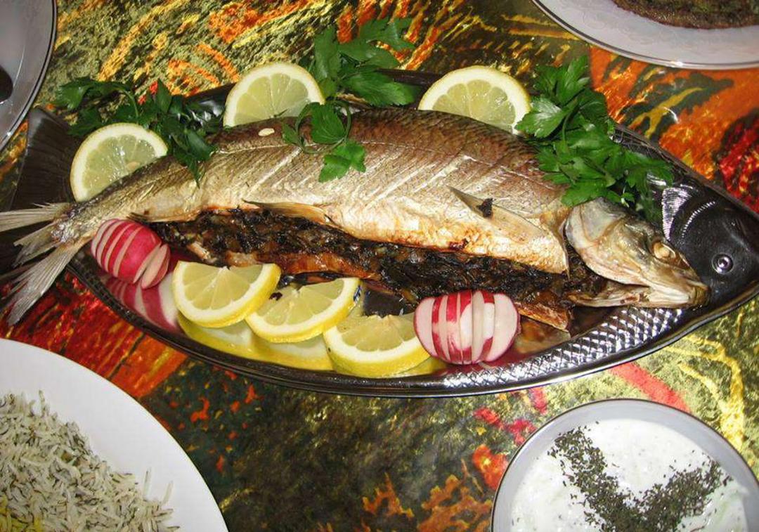 رزرو آنلاین پخت مرغ یا ماهی شکم پر گیلانی (لونگی یا ماهی فیبیج) در دنجه ویلا