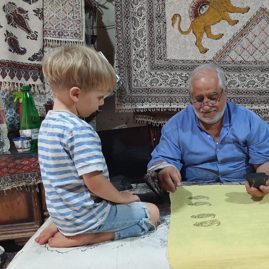 رزرو آنلاین تجربه قلمکاری با آقا عباد